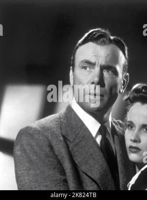 Dean Jagger & Kim Hunter film: Quand des étrangers épousent (USA 1944) personnages: Paul Baxter, Mildred Baxter Directeur: William Castle 21 août 1944 **AVERTISSEMENT** cette photographie est destinée à un usage éditorial exclusif et est le copyright des PRODUCTIONS de KING BROTHERS et/ou du photographe assigné par la Société de film ou de production et ne peut être reproduite que par des publications en conjonction avec la promotion du film ci-dessus. Un crédit obligatoire pour LES PRODUCTIONS KING BROTHERS est requis. Le photographe doit également être crédité lorsqu'il est connu. Aucune utilisation commerciale ne peut être accordée sans l'autorisation écrite du film Banque D'Images