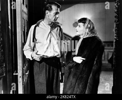 Gary Cooper & Barbara Stanwyck film: Ball of Fire (1941) personnages: Prof. Bertram Potts, Katherine 'Sugarpuss' O'Shea Directeur: Howard Hawks 02 décembre 1941 **AVERTISSEMENT** cette photographie est destinée à un usage éditorial exclusif et est le droit d'auteur de RKO et/ou le photographe assigné par la Société de film ou de production et ne peut être reproduite que par des publications dans le cadre de la promotion du film ci-dessus. Un crédit obligatoire pour RKO est requis. Le photographe doit également être crédité lorsqu'il est connu. Aucune utilisation commerciale ne peut être accordée sans l'autorisation écrite de la Société du film. Banque D'Images