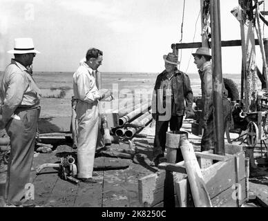 Spencer Tracy & Clark Gable film: Boom Town (USA 1940) personnages: Jonathan Sand, Big John McMasters Directeur: Jack Conway 30 août 1940 **AVERTISSEMENT** cette photographie est destinée à un usage éditorial exclusif et est le copyright de MGM et/ou du photographe assigné par la Société de film ou de production et ne peut être reproduite que par des publications en conjonction avec la promotion du film ci-dessus. Un crédit obligatoire pour MGM est requis. Le photographe doit également être crédité lorsqu'il est connu. Aucune utilisation commerciale ne peut être accordée sans l'autorisation écrite de la Société du film. Banque D'Images