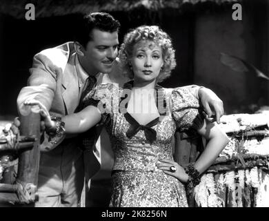 John Carroll & Ann Sothern film: Congo Maisie (1943) personnages: Dr. Michael Shane, Maisie Ravier Directeur: H.C. Potter 19 janvier 1940 **AVERTISSEMENT** cette photographie est destinée à un usage éditorial exclusif et est le droit d'auteur de MGM et/ou du photographe attribué par la Société de film ou de production et ne peut être reproduite que par des publications en conjonction avec la promotion du film ci-dessus. Un crédit obligatoire pour MGM est requis. Le photographe doit également être crédité lorsqu'il est connu. Aucune utilisation commerciale ne peut être accordée sans l'autorisation écrite de la Société du film. Banque D'Images