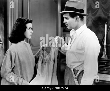 Hedy Lamarr & Clark Gable film: Comrade X (USA 1940) personnages: Theodore, McKinley B. Thompson Directeur: King Bvis 13 décembre 1940 **AVERTISSEMENT** cette photographie est destinée à un usage éditorial exclusif et est le copyright de MGM et/ou le photographe assigné par la Société de film ou de production et ne peut être reproduite que par des publications en conjonction avec la promotion du film ci-dessus. Un crédit obligatoire pour MGM est requis. Le photographe doit également être crédité lorsqu'il est connu. Aucune utilisation commerciale ne peut être accordée sans l'autorisation écrite de la Société du film. Banque D'Images