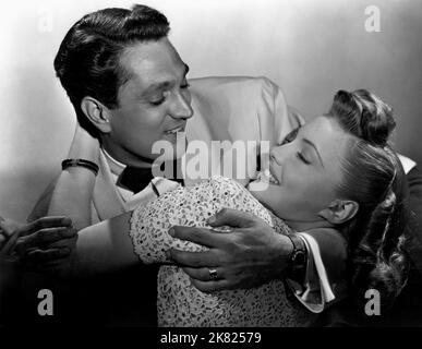 Robert Alda & Joan Leslie film : Cendrillon Jones (1949) personnages : Tommy Coles, Judy Jones Directrice : Busby Berkeley 09 mars 1946 **AVERTISSEMENT** cette photographie est à usage éditorial exclusif et est le copyright de WARNER BROS et/ou le photographe assigné par la Société de film ou de production et ne peut être reproduite que par des publications dans le cadre de la promotion du film ci-dessus. Un crédit obligatoire pour WARNER BROS est requis. Le photographe doit également être crédité lorsqu'il est connu. Aucune utilisation commerciale ne peut être accordée sans l'autorisation écrite de la Société du film. Banque D'Images