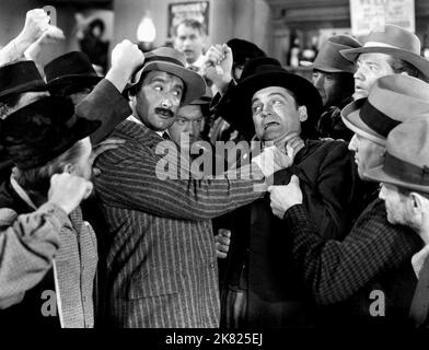 George Tobias film River'S End (1945) personnages : Andrew (Andy) Dijon réalisateur : Ray Enright 10 août 1940 **AVERTISSEMENT** cette photographie est réservée à un usage éditorial et est protégée par les droits d'auteur de WARNER BRO et/ou du photographe désigné par The film or production Company et ne peut être reproduite que par des publications dans le cadre de la promotion du film ci-dessus. Un crédit obligatoire à WARNER BRO est requis. Le photographe doit également être crédité lorsqu'il est connu. Aucune utilisation commerciale ne peut être accordée sans autorisation écrite de The film Company. Banque D'Images