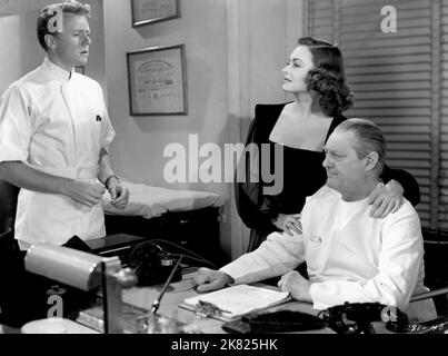 Van Johnson, Donna Reed et Lionel Barrymore film: Le cas criminel de Dr. Gillespie (1943) personnages: Dr Randall Adams, Marcia Bradburn, Dr Leonard Gillespie Directeur: Willis Goldbeck 08 mai 1943 **AVERTISSEMENT** cette photographie est à usage éditorial exclusif et est le droit d'auteur de MGM et/ou le photographe assigné par la Société de film ou de production et ne peut être reproduite que par des publications en conjonction avec la promotion du film ci-dessus. Un crédit obligatoire pour MGM est requis. Le photographe doit également être crédité lorsqu'il est connu. Aucune utilisation commerciale ne peut être accordée sans l'autorisation écrite du Banque D'Images