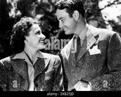 Lalaine Day & Lew Ayres film: Dr. Kildare'S Crisis (1940) personnages: Mary Lamont, Dr. James 'Jimmy' Kildare Directeur: Harold S. Bucquet 29 novembre 1940 **AVERTISSEMENT** cette photographie est à usage éditorial exclusif et est le droit d'auteur de MGM et/ou le photographe assigné par la Société de film ou de production et ne peut être reproduite que par des publications dans le cadre de la promotion du film ci-dessus. Un crédit obligatoire pour MGM est requis. Le photographe doit également être crédité lorsqu'il est connu. Aucune utilisation commerciale ne peut être accordée sans l'autorisation écrite de la Société du film. Banque D'Images