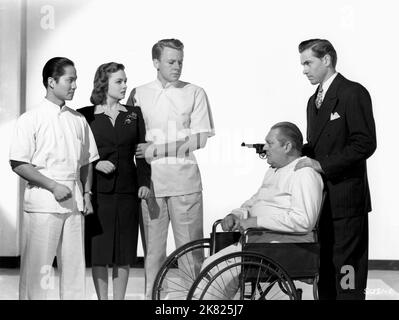 Peye Luke, Donna Reed, Van Johnson, Lionel Barrymore & John Craven film: Le cas criminel du Dr Gillespie (1943) personnages: Peye Luke, Marcia Bradburn, DrRandall Adams, Lionel Barrymore, Roy Topwell Directeur: Willis Goldbeck 08 mai 1943 **AVERTISSEMENT** cette photographie est à usage éditorial exclusif et est le droit d'auteur de MGM et/ou le photographe assigné par la Société de film ou de production et ne peut être reproduite que par des publications en conjonction avec la promotion du film ci-dessus. Un crédit obligatoire pour MGM est requis. Le photographe doit également être crédité lorsqu'il est connu. Aucune utilisation commerciale ne peut l'être Banque D'Images