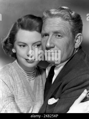 Deborah Kerr & Spencer Tracy film: Edward, My son (USA/UK 1949) personnages: Evelyn Boult, Arnold Boult Directeur: George Cukor 01 mars 1949 **AVERTISSEMENT** cette photographie est à usage éditorial exclusif et est le droit d'auteur de MGM et/ou du photographe assigné par la Société de film ou de production et ne peut être reproduite que par des publications en conjonction avec la promotion du film ci-dessus. Un crédit obligatoire pour MGM est requis. Le photographe doit également être crédité lorsqu'il est connu. Aucune utilisation commerciale ne peut être accordée sans l'autorisation écrite de la Société du film. Banque D'Images