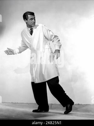 Cary Grant film Every Girl Should Be Married (USA 1948) personnages : Dr Madison Brown réalisateur : Don Hartman 25 décembre 1948 **AVERTISSEMENT** cette photographie est réservée à un usage éditorial et est la propriété de RKO et/ou du photographe désigné par la société de production et ne peut être reproduite que par des publications en liaison avec la promotion du film ci-dessus. Un crédit obligatoire à RKO est requis. Le photographe doit également être crédité lorsqu'il est connu. Aucune utilisation commerciale ne peut être accordée sans autorisation écrite de The film Company. Banque D'Images