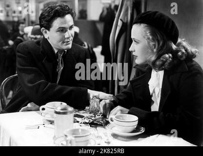 John Garfield & Priscilla Lane film : quatre filles (1944) personnages : Mickey Borden, Ann Lemp Directeur : Michael Curtiz 01 mars 1944 **AVERTISSEMENT** cette photographie est à usage éditorial exclusif et est le copyright de WARNER BROS et/ou le photographe assigné par la Société du film ou de la production et ne peut être reproduite que par des publications dans le cadre de la promotion du film ci-dessus. Un crédit obligatoire pour WARNER BROS est requis. Le photographe doit également être crédité lorsqu'il est connu. Aucune utilisation commerciale ne peut être accordée sans l'autorisation écrite de la Société du film. Banque D'Images