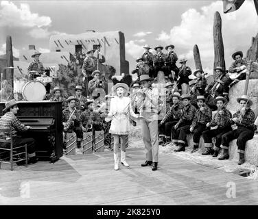 Judy Garland film: Girl Crazy (1943) personnages: Ginger Gray Directeur: Norman Taurog 26 novembre 1943 **AVERTISSEMENT** cette photographie est à usage éditorial exclusif et est le droit d'auteur de MGM et/ou du photographe assigné par la Société de film ou de production et ne peut être reproduite que par des publications en conjonction avec la promotion du film ci-dessus. Un crédit obligatoire pour MGM est requis. Le photographe doit également être crédité lorsqu'il est connu. Aucune utilisation commerciale ne peut être accordée sans l'autorisation écrite de la Société du film. Banque D'Images