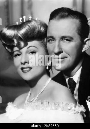 Joan Fontaine & Bing Crosby film : l'empereur Waltz (1940) personnages : Johanna Augusta Franziska & Virgil Smith Directeur : Billy Wilder 30 avril 1948 **AVERTISSEMENT** cette photographie est à usage éditorial exclusif et est le droit d'auteur de la Société du film et/ou du photographe assigné par la Société du film ou de la production et ne peut être reproduite que par des publications en conjonction avec la promotion du film ci-dessus. Un crédit obligatoire pour la société de film est requis. Le photographe doit également être crédité lorsqu'il est connu. Aucune utilisation commerciale ne peut être accordée sans l'autorisation écrite de la Société du film. Banque D'Images