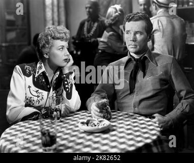 Shelley Winters & Howard Duff film: Johnny selles Pigeon (1945) personnages: Terry Stewart & George Morton Directeur: William Castle 22 septembre 1949 **AVERTISSEMENT** cette photographie est destinée à un usage éditorial exclusif et est le droit d'auteur de UI et/ou le photographe assigné par la Société de film ou de production et ne peut être reproduite que par des publications en conjonction avec la promotion du film ci-dessus. Un crédit obligatoire pour l'interface utilisateur est requis. Le photographe doit également être crédité lorsqu'il est connu. Aucune utilisation commerciale ne peut être accordée sans l'autorisation écrite de la Société du film. Banque D'Images