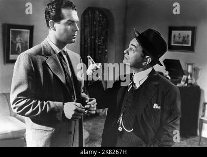 Fred MacMurray & Edward G. Robinson film: Double indemnité (1944) personnages: Walter Neff & Barton Keyes Directeur: Billy Wilder 06 septembre 1944 **AVERTISSEMENT** cette photographie est à usage éditorial exclusif et est le droit d'auteur de la Société du film et/ou du photographe assigné par la Société du film ou de la production et ne peut être reproduite que par des publications en conjonction avec la promotion du film ci-dessus. Un crédit obligatoire pour la société de film est requis. Le photographe doit également être crédité lorsqu'il est connu. Aucune utilisation commerciale ne peut être accordée sans l'autorisation écrite de la Société du film. Banque D'Images