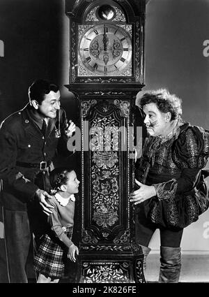 Robert Young, Margaret O'Brien & Charles Laughton film: The Canterville Ghost (USA 1944) personnages: Cuffy Williams,,Sir Simon de Canterville / Literaturverfilmung (basé sur l'histoire d'Oscar Wilde) Directeur: Jules Dassin 20 juillet 1944 **AVERTISSEMENT** cette photographie est destinée à un usage éditorial exclusif et est le copyright de MGM et/ou le photographe assigné par la Société de film ou de production et ne peut être reproduite que par des publications en conjonction avec la promotion du film ci-dessus. Un crédit obligatoire pour MGM est requis. Le photographe doit également être crédité lorsqu'il est connu. Aucune utilisation commerciale ne peut l'être Banque D'Images