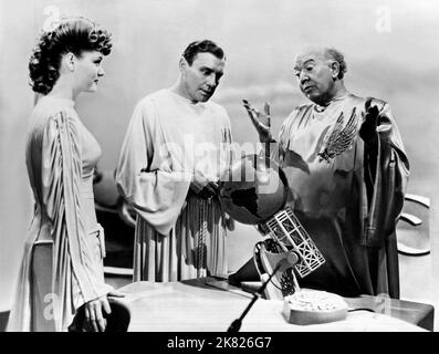 Alexis Smith, Jack Benny, Guy Kibbee film: The Horn coups à minuit (1945) personnages: Elizabeth,Athanael,Directeur de la radio / le Directeur en chef: Raoul Walsh 20 avril 1945 **AVERTISSEMENT** cette photographie est à usage éditorial exclusif et est le copyright de WARNER BROS et/ou le photographe assigné par la Société de film ou de production et ne peut être reproduite que par des publications dans le cadre de la promotion du film ci-dessus. Un crédit obligatoire pour WARNER BROS est requis. Le photographe doit également être crédité lorsqu'il est connu. Aucune utilisation commerciale ne peut être accordée sans l'autorisation écrite du film Banque D'Images