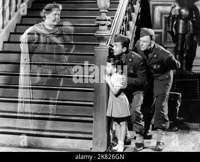 Charles Laughton, Margaret O'Brien, William Gargan & Robert Young film: The Canterville Ghost (USA 1944) personnages: Sir Simon de Canterville, Sergent Benson,Cuffy Williams / Literaturverfilmung (basé sur l'histoire d'Oscar Wilde) Directeur: Jules Dassin 20 juillet 1944 **AVERTISSEMENT** cette photographie est destinée à un usage éditorial exclusif et est le copyright de MGM et/ou le photographe assigné par la Société de film ou de production et ne peut être reproduite que par des publications en conjonction avec la promotion du film ci-dessus. Un crédit obligatoire pour MGM est requis. Le photographe doit également être crédité lorsque Banque D'Images