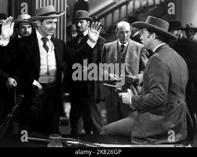Clark Gable & Albert Dekker film Honky Tonk (USA 1941) personnages : 'Candy' Johnson & Brazos Hearn réalisateur : Jack Conway 01 octobre 1941 **AVERTISSEMENT** cette photographie est à usage éditorial seulement et est la propriété de MGM et/ou du photographe assigné par la société de production et ne peut être reproduite que par des publications en liaison avec la promotion du film ci-dessus. Un crédit obligatoire à MGM est requis. Le photographe doit également être crédité lorsqu'il est connu. Aucune utilisation commerciale ne peut être accordée sans autorisation écrite de The film Company. Banque D'Images