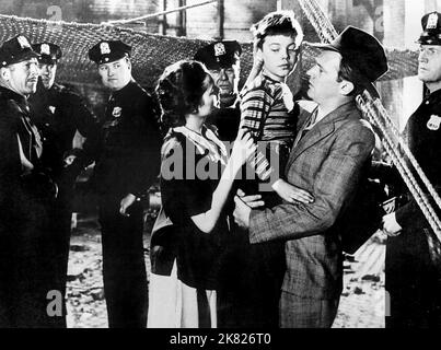 Bobby Driscoll, Arthur Kennedy & Barbara Hale film: The Window (1945) personnages: Tommy Woodry,M. Ed Woodry et Mme Mary Woodry Directrice : Ted Tetzlaff 06 août 1949 **AVERTISSEMENT** cette photographie est destinée à un usage éditorial exclusif et est protégée par les droits d'auteur des IMAGES RKO et/ou du photographe attribué par la Société de film ou de production et ne peut être reproduite que par des publications dans le cadre de la promotion du film ci-dessus. Un crédit obligatoire pour LES PHOTOS RKO est requis. Le photographe doit également être crédité lorsqu'il est connu. Aucune utilisation commerciale ne peut être accordée sans l'autorisation écrite du film COM Banque D'Images