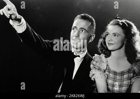 Humphrey Bogart & Ida Lupino film: High Sierra (USA 1941) personnages: Roy Earle & Marie / Literaturverfilmung (basé sur le livre de W.R. Burnett) Directeur: Raoul Walsh 23 janvier 1941 **AVERTISSEMENT** cette photographie est à usage éditorial exclusif et est le copyright de WARNER BROS. Et/ou le photographe assigné par la Société de film ou de production et ne peut être reproduite que par des publications dans le cadre de la promotion du film ci-dessus. Un crédit obligatoire pour WARNER BROS est requis. Le photographe doit également être crédité lorsqu'il est connu. Aucune utilisation commerciale ne peut être accordée sans autorisation écrite Banque D'Images