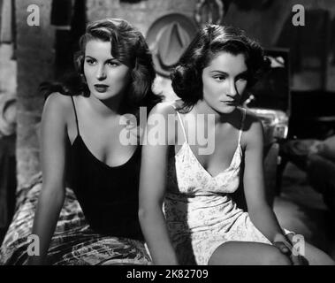 Silvana Mangano & Doris Dowling film: Bitter Rice; Riso Amaro (Riso amaro) personnages: Silvana,Francesca IT 1949, Directeur: Giuseppe de Santis 08 septembre 1949 **AVERTISSEMENT** cette photographie est destinée à un usage éditorial exclusif et est le copyright du FILM lux et/ou du photographe attribué par la Société du film ou de la production et ne peut être reproduite que par des publications dans le cadre de la promotion du film ci-dessus. Un crédit obligatoire pour LE FILM lux est requis. Le photographe doit également être crédité lorsqu'il est connu. Aucune utilisation commerciale ne peut être accordée sans l'autorisation écrite de la Société du film. Banque D'Images