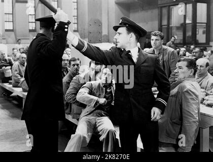 Hume Cronyn & Burt Lancaster film: Brute Force (1949) personnages: Capt Munsey & Joe Collins Directeur: Jules Dassin 30 juin 1947 **AVERTISSEMENT** cette photographie est destinée à un usage éditorial exclusif et est le droit d'auteur d'UNIVERSAL et/ou du photographe assigné par la Société de film ou de production et ne peut être reproduite que par des publications en conjonction avec la promotion du film ci-dessus. Un crédit obligatoire pour UNIVERSEL est requis. Le photographe doit également être crédité lorsqu'il est connu. Aucune utilisation commerciale ne peut être accordée sans l'autorisation écrite de la Société du film. Banque D'Images