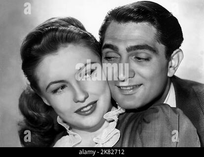 Joan Leslie & Robert Alda film: Rhapsody in Blue (1945) personnages: Julie Adams & George Gershwin Directeur: Irving Rapper 22 septembre 1945 **AVERTISSEMENT** cette photographie est destinée à un usage éditorial exclusif et est le copyright de WARNER BROS et/ou le photographe assigné par la Société de film ou de production et ne peut être reproduite que par des publications dans le cadre de la promotion du film ci-dessus. Un crédit obligatoire pour WARNER BROS est requis. Le photographe doit également être crédité lorsqu'il est connu. Aucune utilisation commerciale ne peut être accordée sans l'autorisation écrite de la Société du film. Banque D'Images