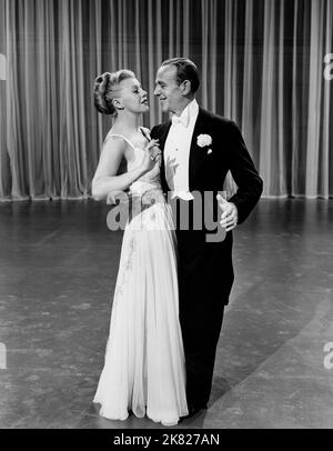 Ginger Rogers & Fred Astaire film: The Barkleys of Broadway (USA 1949) personnages: Dinah Barkley & Josh Barkley Directeur: Charles Walters 04 mai 1949 **AVERTISSEMENT** cette photographie est à usage éditorial exclusif et est le droit d'auteur de MGM et/ou le photographe assigné par la Société de film ou de production et ne peut être reproduite que par des publications en conjonction avec la promotion du film ci-dessus. Un crédit obligatoire pour MGM est requis. Le photographe doit également être crédité lorsqu'il est connu. Aucune utilisation commerciale ne peut être accordée sans l'autorisation écrite de la Société du film. Banque D'Images