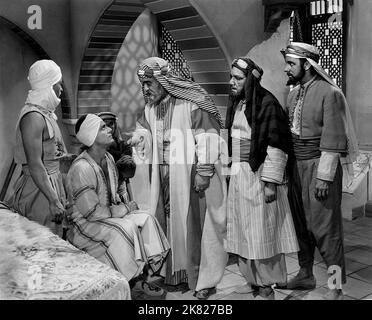 Sabu, Jon Hall & Billy Gilbert film: Arabian Nights (1948) personnages: Ali Ben Ali,Haroun-Al-Raschid & Ahmad Directeur: John Rawlins 25 décembre 1942 **AVERTISSEMENT** cette photographie est destinée à un usage éditorial exclusif et est le droit d'auteur d'UNIVERSAL et/ou du photographe assigné par la Société de film ou de production et ne peut être reproduite que par des publications en conjonction avec la promotion du film ci-dessus. Un crédit obligatoire pour UNIVERSEL est requis. Le photographe doit également être crédité lorsqu'il est connu. Aucune utilisation commerciale ne peut être accordée sans l'autorisation écrite de la Société du film. Banque D'Images