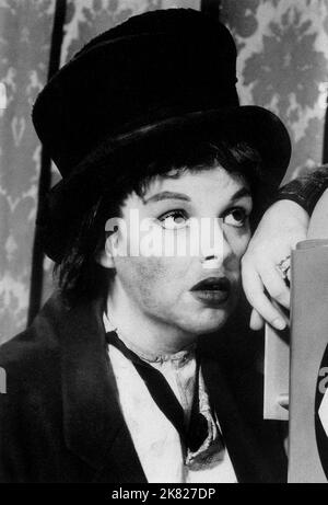 Judy Garland film Easter Parade (1949) personnages : Hannah Brown réalisateur : Charles Walters 07 juillet 1948 **AVERTISSEMENT** cette photographie est réservée à un usage éditorial et est la propriété de MGM et/ou du photographe désigné par la société de production et ne peut être reproduite que par des publications en liaison avec la promotion du film ci-dessus. Un crédit obligatoire à MGM est requis. Le photographe doit également être crédité lorsqu'il est connu. Aucune utilisation commerciale ne peut être accordée sans autorisation écrite de The film Company. Banque D'Images
