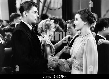 Ronald Reagan & lois Maxwell film: That Hagen Girl (1948) personnages: Tom Bates & Julia Kane Directeur: Peter Godfrey 24 octobre 1947 **AVERTISSEMENT** cette photographie est à usage éditorial exclusif et est le copyright de WARNER BROS et/ou le photographe assigné par la Société de film ou de production et ne peut être reproduite que par des publications dans le cadre de la promotion du film ci-dessus. Un crédit obligatoire pour WARNER BROS est requis. Le photographe doit également être crédité lorsqu'il est connu. Aucune utilisation commerciale ne peut être accordée sans l'autorisation écrite de la Société du film. Banque D'Images