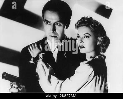 Ray Milland & Marjorie Reynolds film: Ministry of Fear (1946) personnages: Stephen Neale & Carla Hilfe Directeur: Fritz Lang 16 octobre 1944 **AVERTISSEMENT** cette photographie est destinée à un usage éditorial exclusif et est le droit d'auteur de PARAMOUNT et/ou du photographe assigné par la Société de film ou de production et ne peut être reproduite que par des publications en conjonction avec la promotion du film ci-dessus. Un crédit obligatoire pour PARAMOUNT est requis. Le photographe doit également être crédité lorsqu'il est connu. Aucune utilisation commerciale ne peut être accordée sans l'autorisation écrite de la Société du film. Banque D'Images