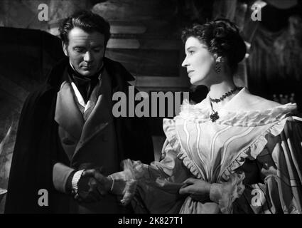 John Mills & Valerie Hobson film: Great Expectations (UK 1946) personnages: PIP, Estella Director: David Lean 26 décembre 1946 **AVERTISSEMENT** cette photographie est à usage éditorial exclusif et est le copyright de CINEGUILD et/ou le photographe assigné par la Société de film ou de production et ne peut être reproduite que par des publications dans le cadre de la promotion du film ci-dessus. Un crédit obligatoire pour CINEGUILD est requis. Le photographe doit également être crédité lorsqu'il est connu. Aucune utilisation commerciale ne peut être accordée sans l'autorisation écrite de la Société du film. Banque D'Images