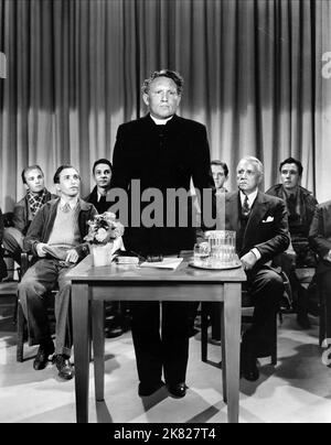 Spencer Tracy film: Men of Boys Town (1941) personnages: Père Flanagan Directeur: Norman Taurog 10 avril 1941 **AVERTISSEMENT** cette photographie est destinée à un usage éditorial exclusif et est protégée par les droits d'auteur de MGM et/ou du photographe attribué par la Société de film ou de production et ne peut être reproduite que par des publications dans le cadre de la promotion du film ci-dessus. Un crédit obligatoire pour MGM est requis. Le photographe doit également être crédité lorsqu'il est connu. Aucune utilisation commerciale ne peut être accordée sans l'autorisation écrite de la Société du film. Banque D'Images