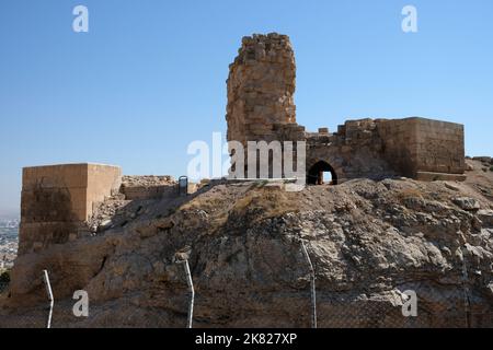 Le château de Şanlıurfa, ou château d'Urfa en bref, est un château qui surplombe le centre-ville de Şanlıurfa (anciennement Edessa), en Turquie. Banque D'Images