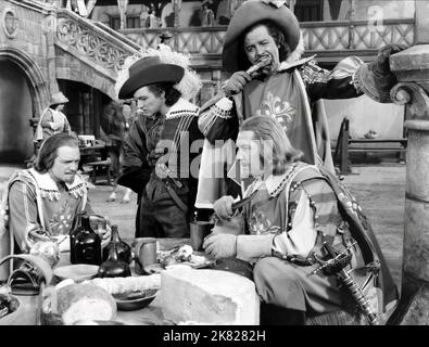 Van Heflin, Gene Kelly, Gig Young & Robert Coote film: The Three Musketeers (USA 1948) personnages: Athos, d'Artagnan, Porthos, Aramis / Literaturverfilmung (basé sur le livre d'Alexandre Dumas) Directeur: George Sidney 19 octobre 1948 **AVERTISSEMENT** cette photographie est à usage éditorial exclusif et est le droit d'auteur de MGM et/ou le photographe assigné par la Société de film ou de production et ne peut être reproduite que par des publications en conjonction avec la promotion du film ci-dessus. Un crédit obligatoire pour MGM est requis. Le photographe doit également être crédité lorsqu'il est connu. Aucune utilisation commerciale ne peut l'être Banque D'Images