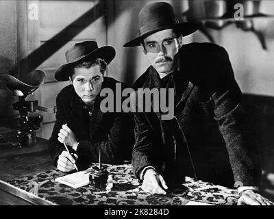 Jackie Cooper & Henry Fonda film: The Return of Frank James (USA 1940) personnages: Clem aka Tom Grayson, Frank James aka Ben Woodson Directeur: Fritz Lang 10 août 1940 **AVERTISSEMENT** cette photographie est à usage éditorial exclusif et est le droit d'auteur de 20th CENTURY FOX et/ou le photographe assigné par la Société de film ou de production et ne peut être reproduite que par des publications dans le cadre de la promotion du film ci-dessus. Un crédit obligatoire à 20th CENTURY FOX est requis. Le photographe doit également être crédité lorsqu'il est connu. Aucune utilisation commerciale ne peut être accordée sans l'autorisation écrite de t Banque D'Images