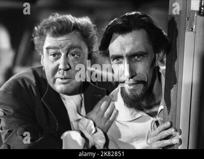 Charles Laughton & John Carradine film: Captain Kidd (USA 1945) personnages: Capt William Kidd, Orange Povey Director: Rowland V. Lee 22 novembre 1945 **AVERTISSEMENT** cette photographie est destinée à un usage éditorial exclusif et est protégée par les droits d'auteur des ARTISTES UNIS et/ou du photographe assigné par la Société du film ou de la production et ne peut être reproduite que par des publications dans le cadre de la promotion du film ci-dessus. Un crédit obligatoire pour LES ARTISTES UNIS est requis. Le photographe doit également être crédité lorsqu'il est connu. Aucune utilisation commerciale ne peut être accordée sans l'autorisation écrite de la Société du film. Banque D'Images