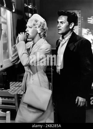 Lana Turner & John Garfield film: The Postman sonne toujours deux fois (USA 1946) personnages: Cora Smith, Frank Chambers / Titel Auch: 'Die Recnung Ohne Den Wirt' Directeur: Tay Garnet 02 mai 1946 **AVERTISSEMENT** cette photographie est à usage éditorial exclusif et est le droit d'auteur de MGM et/ou du photographe assigné par la Société de film ou de production et ne peut être reproduite que par des publications en conjonction avec la promotion du film ci-dessus. Un crédit obligatoire pour MGM est requis. Le photographe doit également être crédité lorsqu'il est connu. Aucune utilisation commerciale ne peut être accordée sans l'autorisation écrite du Banque D'Images