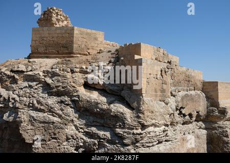 Le château de Şanlıurfa, ou château d'Urfa en bref, est un château qui surplombe le centre-ville de Şanlıurfa (anciennement Edessa), en Turquie. Banque D'Images