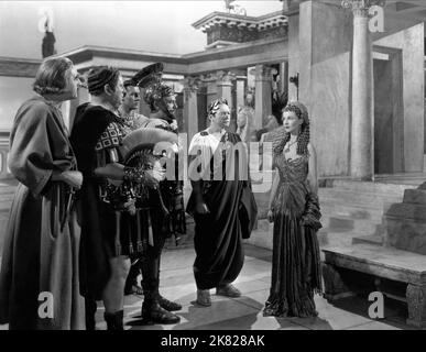 Cecil Parker, Basil Sydney, Stewart Granger, Raymond Lovell, Claude Rins & Vivien Leigh film: Caesar and Cleopatra (1945) personnages: Britannis, Rufio, Apollodorus, Lucius Septimus, Julius Caesar, Cleopatra Directeur: Gabriel Pascal 11 décembre 1945 **AVERTISSEMENT** cette photo est destinée à un usage éditorial exclusif et est le copyright des DISTRIBUTEURS EAGLE-LION LIMITED et/ou du photographe assigné par la Société de film ou de production et ne peut être reproduite que par des publications en conjonction avec la promotion du film ci-dessus. Un crédit obligatoire pour LES DISTRIBUTEURS EAGLE-LION LIMITED est requis. Le Pho Banque D'Images