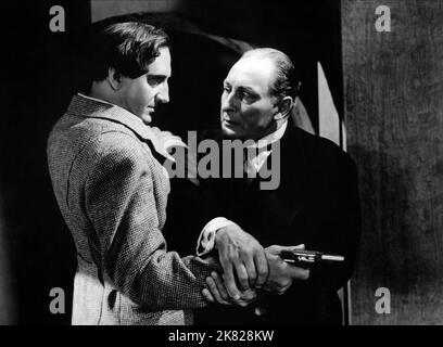 Basil Rathbone & Lionel Atwill film: Sherlock Holmes et l'arme secrète (USA 1942) personnages: Sherlock Holmes, Moriarity / Sherlock Holmes Verfilmung Directeur: Roy William Neill 25 décembre 1942 **AVERTISSEMENT** cette photographie est à usage éditorial exclusif et est le droit d'auteur des IMAGES UNIVERSELLES et/ou du photographe assigné par la Société de film ou de production et ne peut être reproduite que par des publications en conjonction avec la promotion du film ci-dessus. Un crédit obligatoire pour LES PHOTOS UNIVERSELLES est requis. Le photographe doit également être crédité lorsqu'il est connu. Aucune utilisation commerciale ne peut être grante Banque D'Images