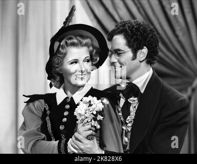 Ilona Massey & Alan Curtis film: The Great Awakening (1941) personnages: Anna, Franz Schubert Directeur: Reinhold Schünzel 10 septembre 1941 **AVERTISSEMENT** cette photographie est à usage éditorial exclusif et est le droit d'auteur de NEW WORLD et/ou le photographe assigné par la Société du film ou de la production et ne peut être reproduite que par des publications dans le cadre de la promotion du film ci-dessus. Un crédit obligatoire pour LE NOUVEAU MONDE est requis. Le photographe doit également être crédité lorsqu'il est connu. Aucune utilisation commerciale ne peut être accordée sans l'autorisation écrite de la Société du film. Banque D'Images