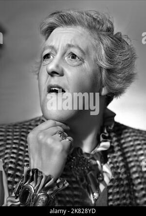 Margaret Rutherford film: Blithe Spirit (1945) personnages: Madame Arcati Directrice: David Lean 14 mai 1945 **AVERTISSEMENT** cette photographie est destinée à un usage éditorial exclusif et est protégée par les droits d'auteur de la Société du film et/ou du photographe attribué par la Société du film ou de la production et ne peut être reproduite que par des publications dans le cadre de la promotion du film ci-dessus. Un crédit obligatoire pour la société de film est requis. Le photographe doit également être crédité lorsqu'il est connu. Aucune utilisation commerciale ne peut être accordée sans l'autorisation écrite de la Société du film. Banque D'Images