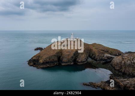 Vue aérienne sur le paysage de la côte de Pembrokeshire avec le phare historique de Strumble Head Banque D'Images