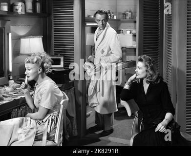 Ginger Rogers, Fred Astaire & Gale Robbins film: The Barkleys of Broadway (USA 1949) personnages: Dinah Barkley, Josh Barkley, Shirlene May Directeur: Charles Walters 04 mai 1949 **AVERTISSEMENT** cette photographie est à usage éditorial exclusif et est le droit d'auteur de MGM et/ou le photographe assigné par la Société de film ou de production et ne peut être reproduite que par des publications en conjonction avec la promotion du film ci-dessus. Un crédit obligatoire pour MGM est requis. Le photographe doit également être crédité lorsqu'il est connu. Aucune utilisation commerciale ne peut être accordée sans l'autorisation écrite de la Société du film. Banque D'Images