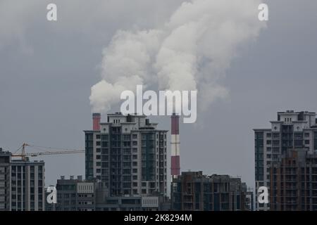 Kiev, Ukraine. 20th octobre 2022. À l'horizon des bâtiments résidentiels, de la fumée peut être vue depuis les tuyaux de la centrale thermique et électrique (CHP) en fonctionnement à Kiev par temps nuageux. Au cours des dernières semaines, la Russie a poursuivi des frappes massives de missiles sur les infrastructures énergétiques de l'Ukraine. Les attaques massives de missiles et de drones russes sur Kiev et les infrastructures énergétiques dans toute l'Ukraine sont en train de devenir une occurrence régulière. L'un des objectifs apparents des attaques russes contre l'énergie et les infrastructures civiles est de forcer la population ukrainienne à se soumettre. Crédit : SOPA Images Limited/Alamy Live News Banque D'Images