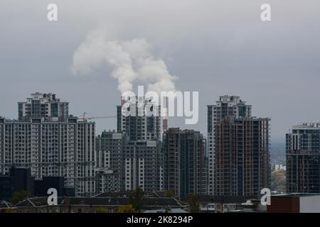 Kiev, Ukraine. 20th octobre 2022. À l'horizon des bâtiments résidentiels, de la fumée peut être vue depuis les tuyaux de la centrale thermique et électrique (CHP) en fonctionnement à Kiev par temps nuageux. Au cours des dernières semaines, la Russie a poursuivi des frappes massives de missiles sur les infrastructures énergétiques de l'Ukraine. Les attaques massives de missiles et de drones russes sur Kiev et les infrastructures énergétiques dans toute l'Ukraine sont en train de devenir une occurrence régulière. L'un des objectifs apparents des attaques russes contre l'énergie et les infrastructures civiles est de forcer la population ukrainienne à se soumettre. Crédit : SOPA Images Limited/Alamy Live News Banque D'Images