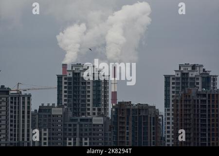 Kiev, Ukraine. 20th octobre 2022. À l'horizon des bâtiments résidentiels, de la fumée peut être vue depuis les tuyaux de la centrale thermique et électrique (CHP) en fonctionnement à Kiev par temps nuageux. Au cours des dernières semaines, la Russie a poursuivi des frappes massives de missiles sur les infrastructures énergétiques de l'Ukraine. Les attaques massives de missiles et de drones russes sur Kiev et les infrastructures énergétiques dans toute l'Ukraine sont en train de devenir une occurrence régulière. L'un des objectifs apparents des attaques russes contre l'énergie et les infrastructures civiles est de forcer la population ukrainienne à se soumettre. Crédit : SOPA Images Limited/Alamy Live News Banque D'Images