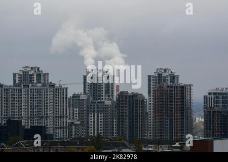 À l'horizon des bâtiments résidentiels, de la fumée peut être vue depuis les tuyaux de la centrale thermique et électrique (CHP) en fonctionnement à Kiev par temps nuageux. Au cours des dernières semaines, la Russie a poursuivi des frappes massives de missiles sur les infrastructures énergétiques de l'Ukraine. Les attaques massives de missiles et de drones russes sur Kiev et les infrastructures énergétiques dans toute l'Ukraine sont en train de devenir une occurrence régulière. L'un des objectifs apparents des attaques russes contre l'énergie et les infrastructures civiles est de forcer la population ukrainienne à se soumettre. (Photo par Aleksandr Gusev/SOPA Images/Sipa USA) Banque D'Images