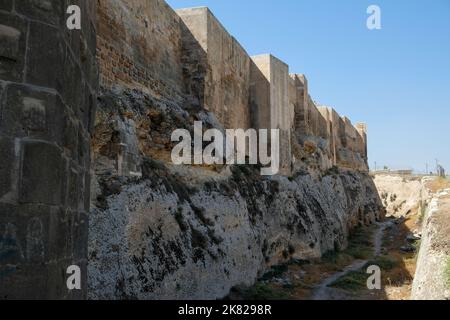 Le château de Şanlıurfa, ou château d'Urfa en bref, est un château qui surplombe le centre-ville de Şanlıurfa (anciennement Edessa), en Turquie. Banque D'Images